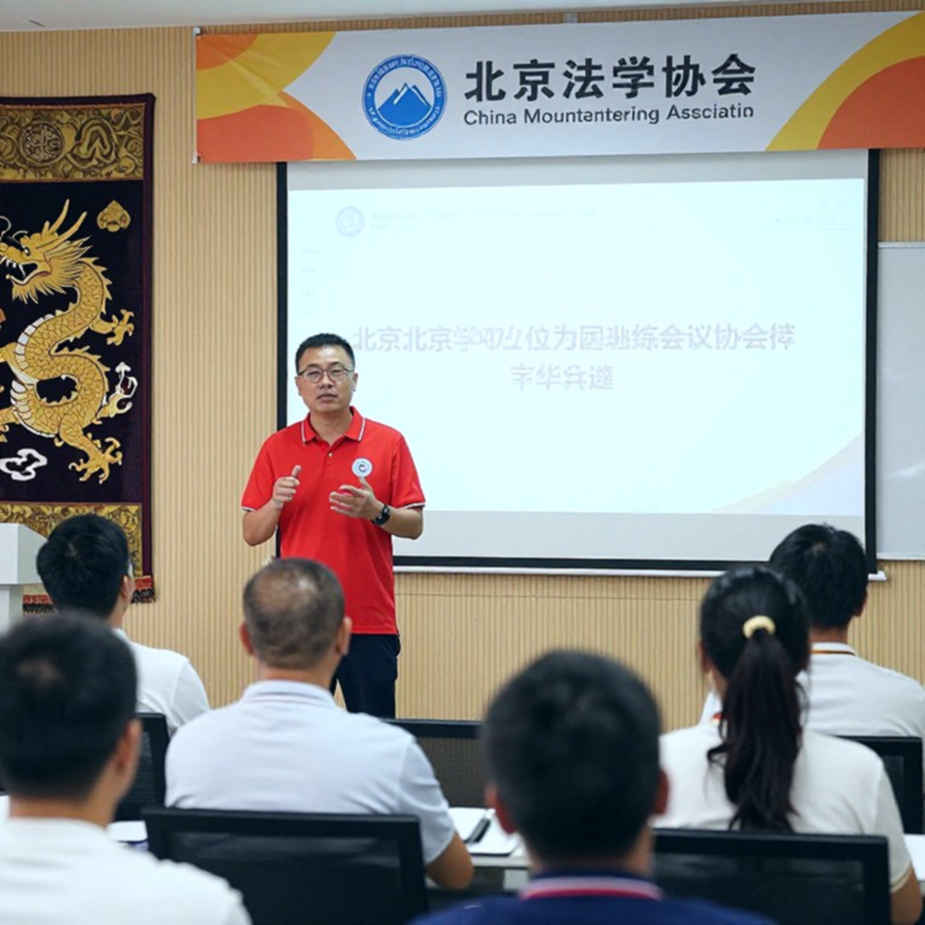 Phân tích chuyên sâu: Hành trình chuyển nhượng của Nguyễn Văn A và bài toán tài chính của CLB Bóng Đá Xanh