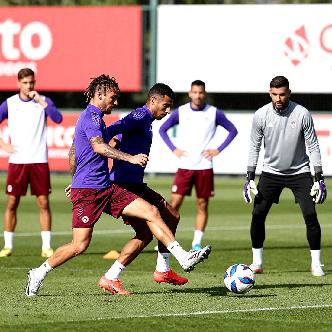 Chicharito ngồi xuống nói về người ngoài hành tinh: điều bóng đá thật sự cần chú ý